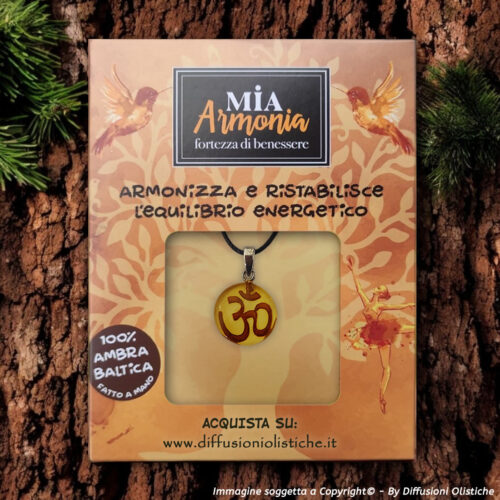 Alternative view of Pendente ambra Ritual "OM" inciso con cordino